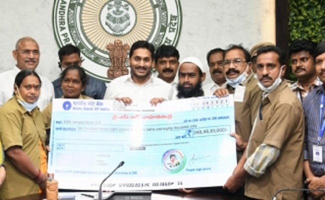 AP provides Rs 10K aid to autorickshaw, cab drivers
